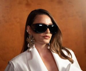 Serenay Sarikaya a pozat pe străzile din Paris. Ce ținute a purtat vedeta