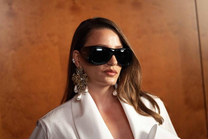 Serenay Sarikaya poartă ochelari de soare negri
