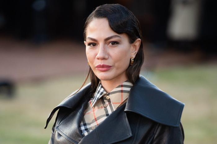 Demet Ozdemir poartă o jachetă neagră și părul coafat