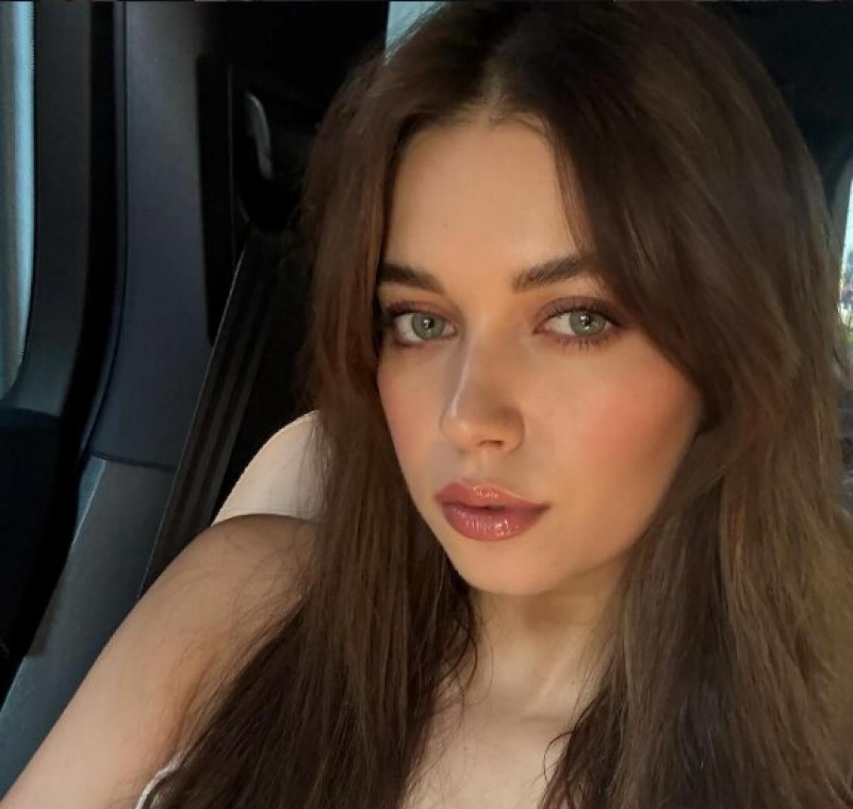 Afra Saraçoğlu poartă părul lung și desprins