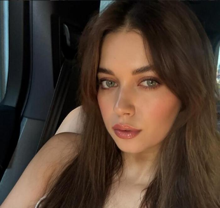 Afra Saraçoğlu poartă părul lung și desprins