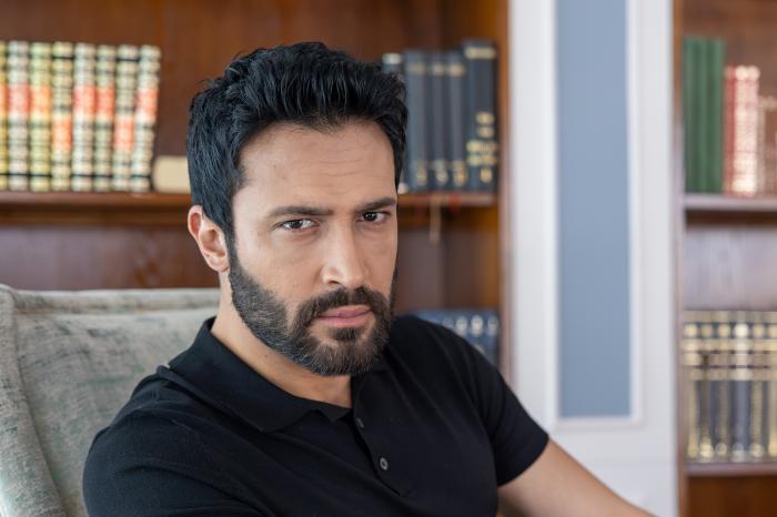 actor pe un fundal deschis la culoare