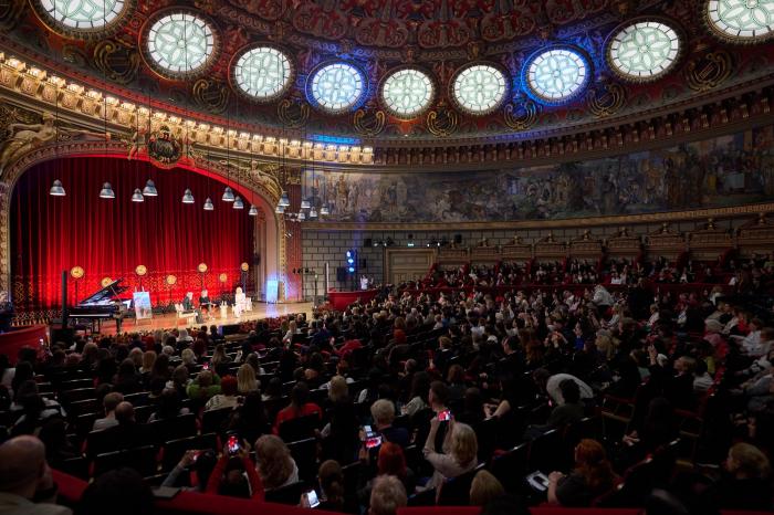 imagine de la ateneul român pe un fundal închis