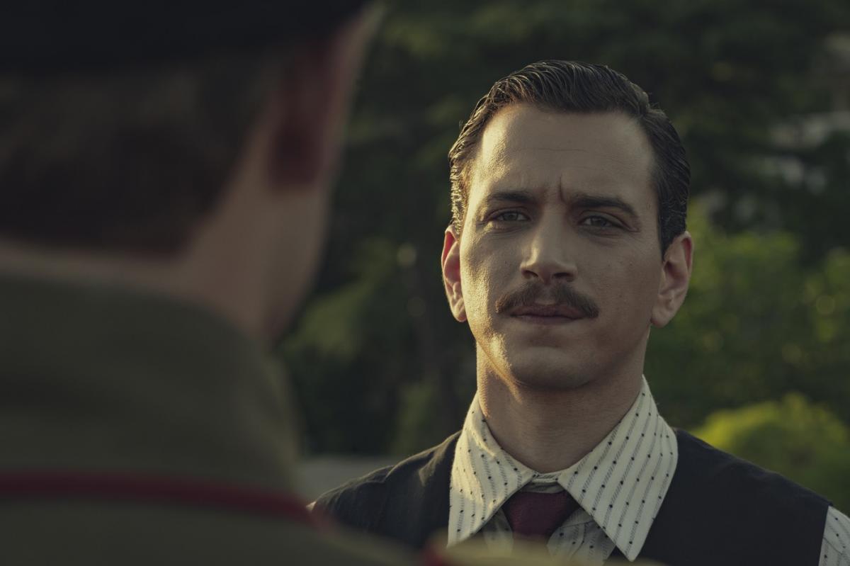 actor pe un fundal închis la culoare