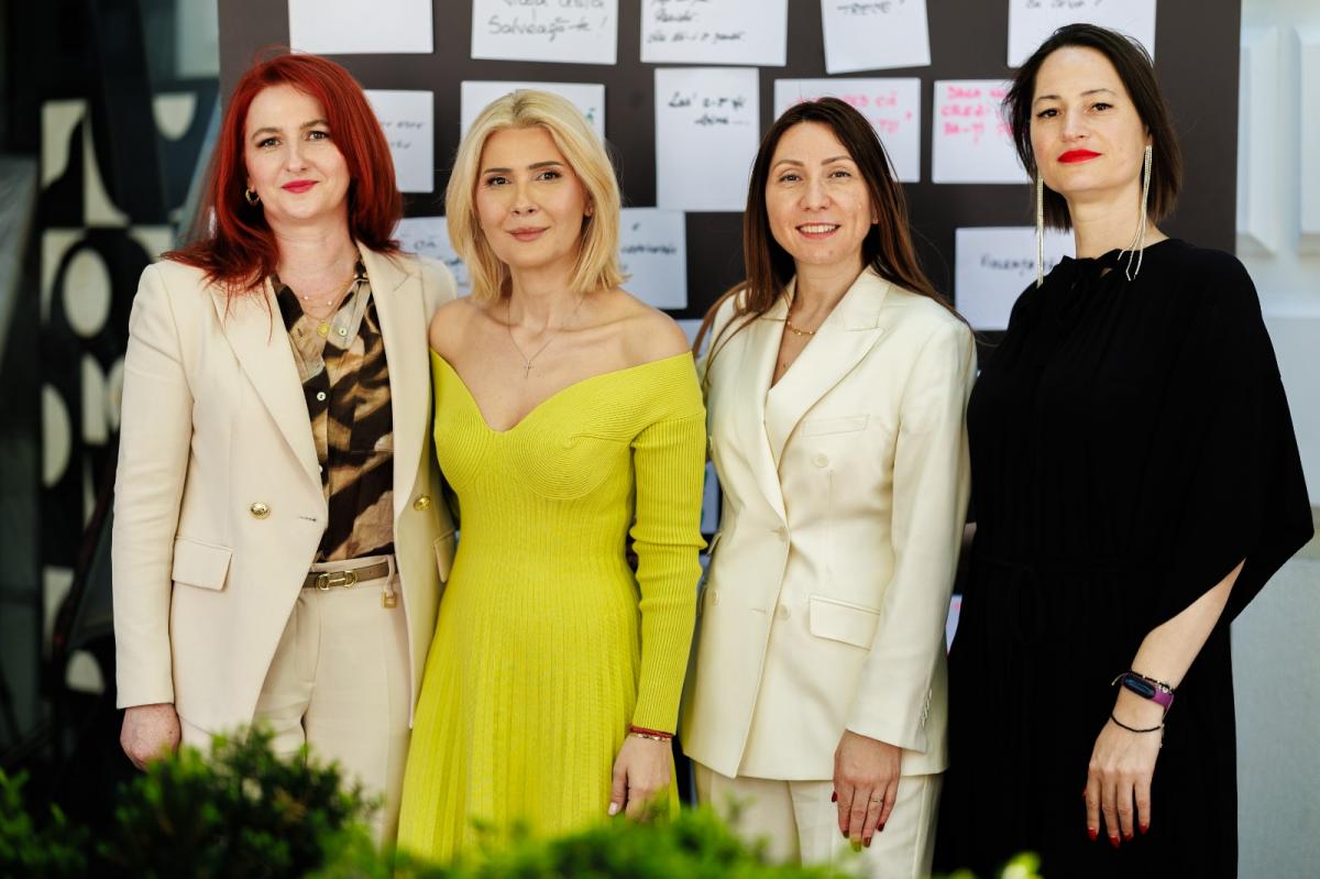 femei care stau unele lângă altele