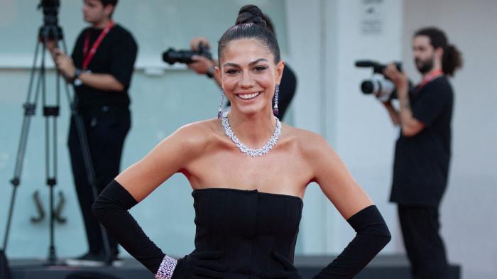 actriță zâmbește și are părul prins în coc