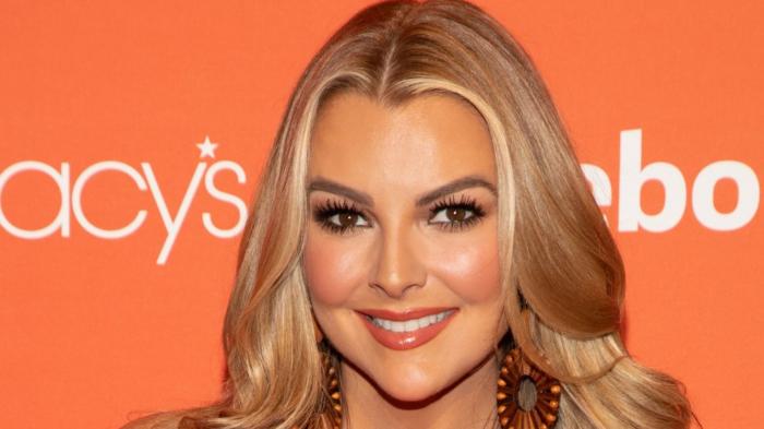 actriță cu părul desprins și lung, zâmbește