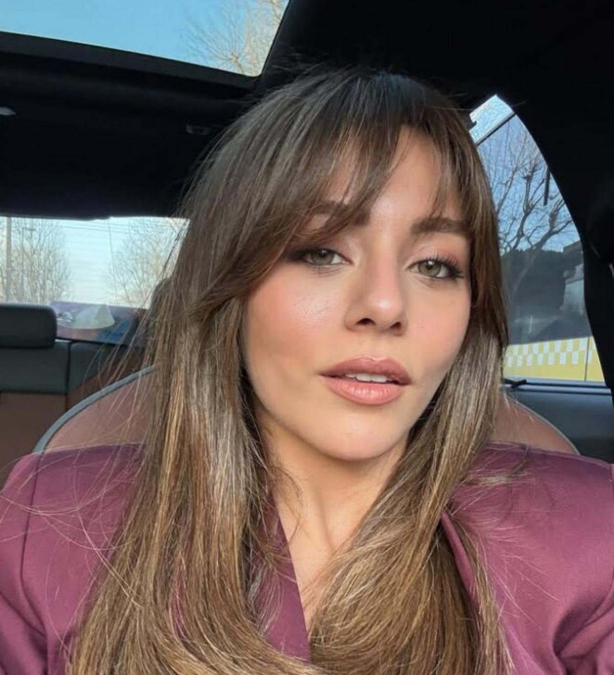 Sila Turkoglu poartă părul lung și cu breton