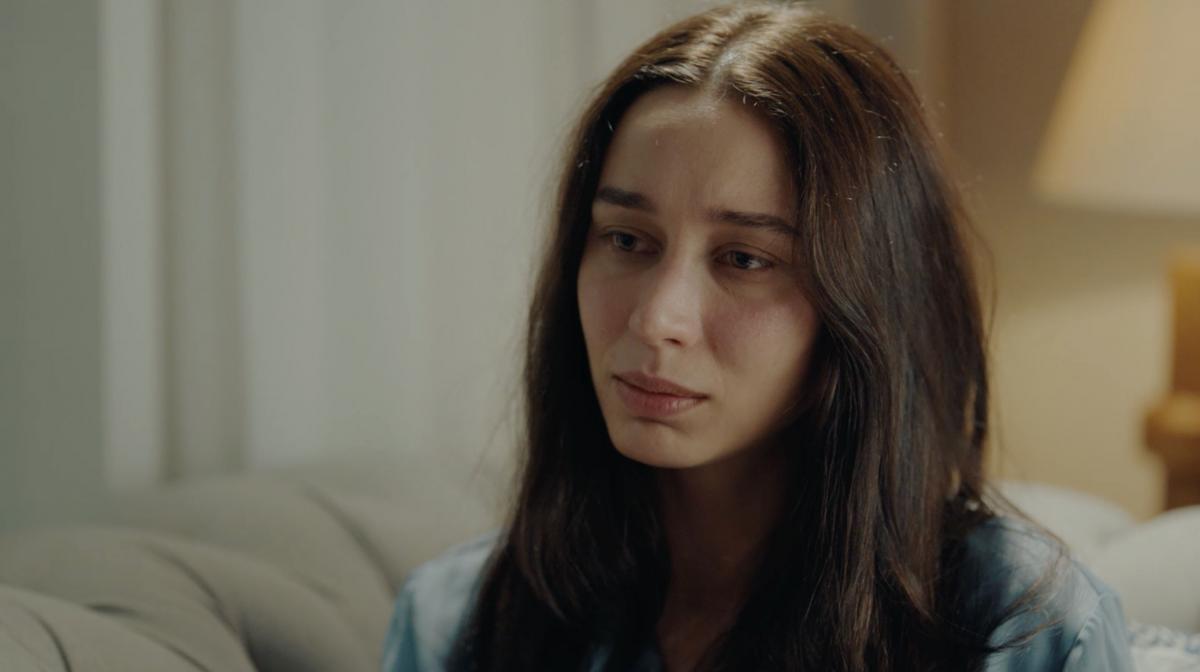 actriță cu părul lung și fundal deschis la culoare