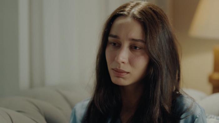 actriță cu părul lung și fundal deschis la culoare