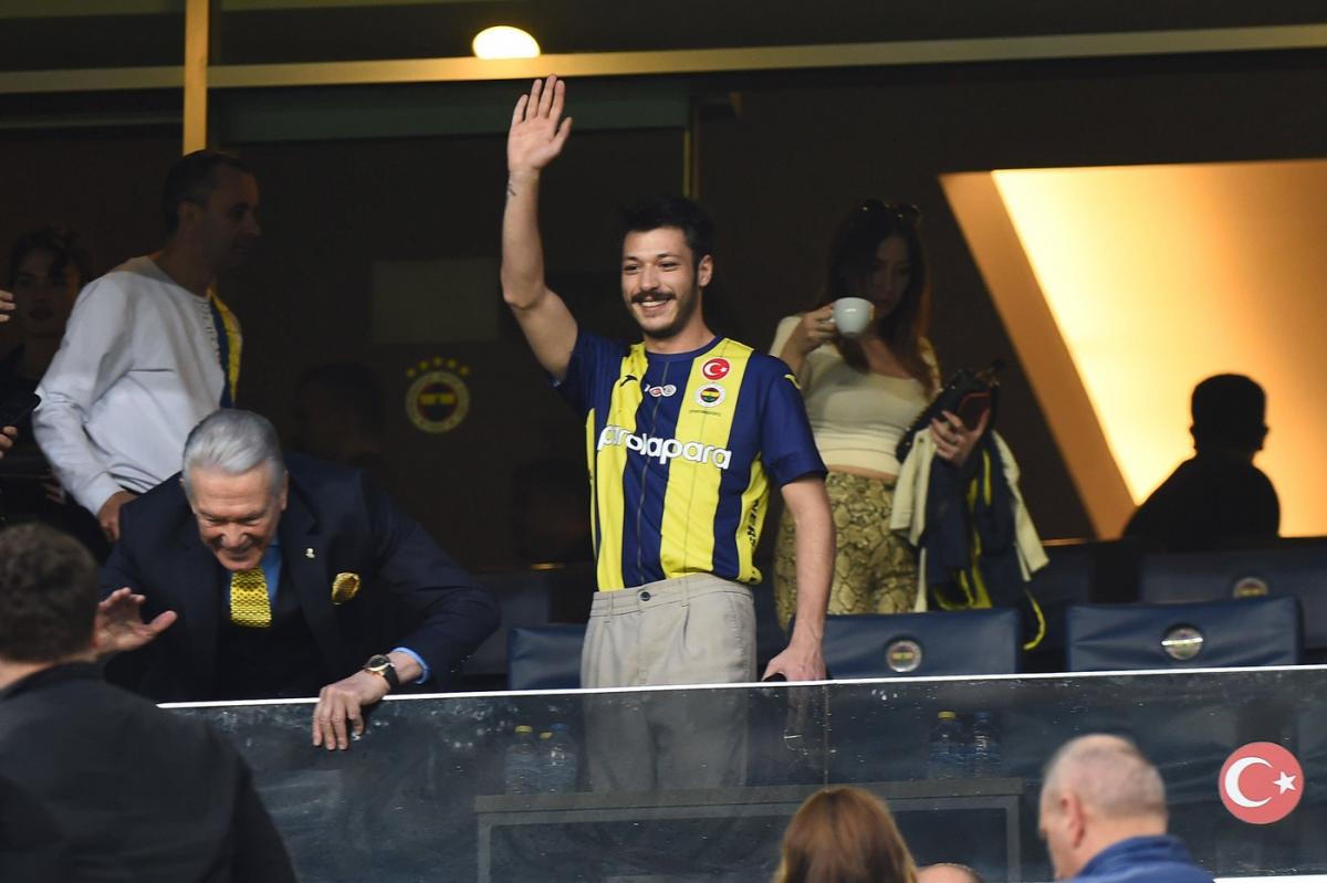 actor care este în tribune la un meci de fotbal
