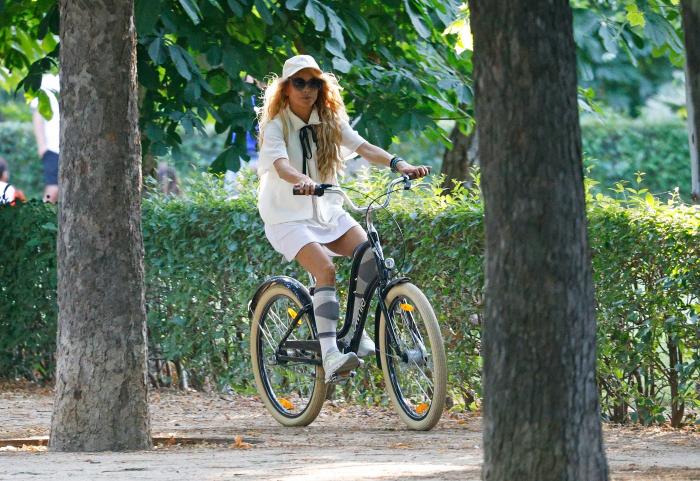 artistă pe bicicletă