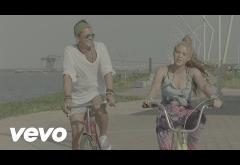 Carlos Vives & Shakira - La Bicicleta | VIDEOCLIP