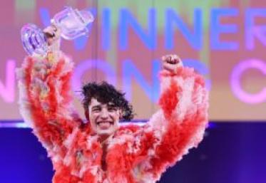 Elveția a câștigat Eurovision 2024. Nemo a spart trofeul la scurt timp de la primirea lui