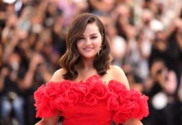 Selena Gomez a uimit într-o rochie roșie la Festivalul de Film de la Cannes. Pelicula „Emilia Perez” a fost ovaționată timp de nouă minute