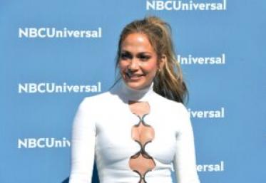 Jennifer Lopez și-a etalat abdomenul sculptat într-o ținută la modă. Cântăreața a fost surprinsă în timpul unei ieșiri în New York