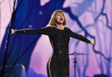Taylor Swift a rămas blocată pe platformă din cauza unei defecțiuni tehnice în timpul concertului de la Dublin. Unul dintre dansatori i-a venit în ajutor