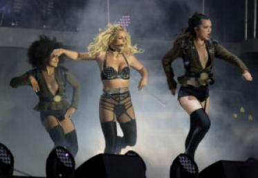 Britney Spears s-a filmat în timp ce dansa cu două cuțite în mână. Fanii se tem pentru siguranța ei