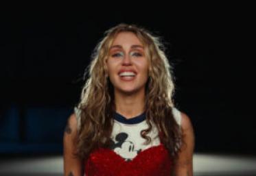 Miley Cyrus și-a schimbat culoarea părului. A renunță la blond și a optat pentru o nuanță închisă