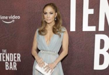 Jennifer Lopez a fost fotografiată părăsind un hotel din Manhattan. Cântăreața a purtat ochelari de soare și o geantă scumpă
