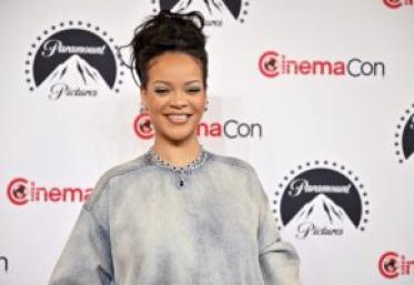 Rihanna și-a făcut apariția cu un look dramatic la un eveniment. Cântăreața a optat pentru o ținută supradimensionată