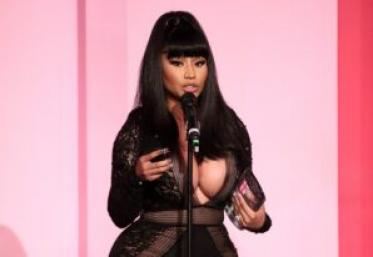 Nicki Minaj a arătat uimitor la Met Gala 2024. Cântăreața a purtat o rochie mini cu flori 3D și a optat pentru o coafură bob