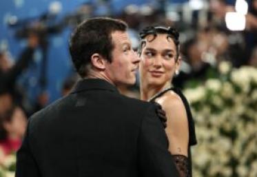 Callum Turner a vorbit despre relația sa cu Dua Lipa, spunând că este „cea mai frumoasă femeie din lume”