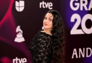 Ce semnificație are colierul în formă de inimă purtat de Rosalía în piesa „Berghain”? Cât costă medalionul