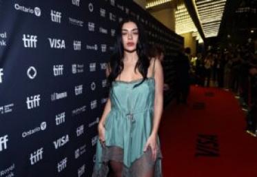Charli XCX a explicat de ce a renunțat la Botox. Artista a vorbit și despre operațiile estetice la care s-ar supune