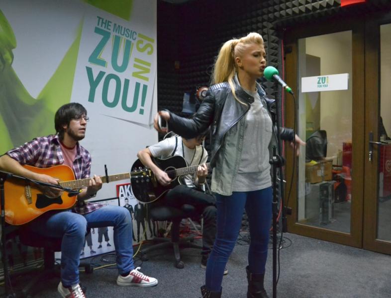 Lora și-a lansat noul single la Radio ZU. Ascultă „Capu´ sus” live!