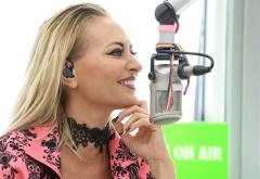 Delia cântă hitul „Cine m-a făcut om mare” live în studio