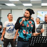 LIVE: Smiley și Damian & Brothers cântă „În stație la Lizeanu” (FOTO și VIDEO)
