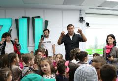 Cum să bucuri 54 de copii care au ratat o piesă de teatru din cauza traficului aglomerat