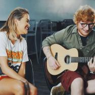 Rita Ora și Ed Sheeran cântând „Your Song” live îți vor aduce un zâmbet pe buze