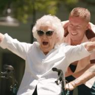 Uite cum s-au distrat Macklemore și bunica sa în vârstă de 100 de ani pentru videoclipul piesei „Glorious”