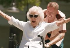 Uite cum s-au distrat Macklemore și bunica sa în vârstă de 100 de ani pentru videoclipul piesei „Glorious”