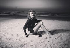Raluka se întreabă „Cine sunt eu” în cel mai recent single al ei