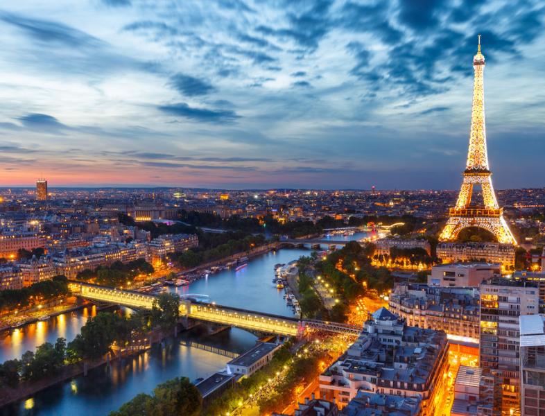 De ce te trimite #AdevarsauDezbracare la Paris?