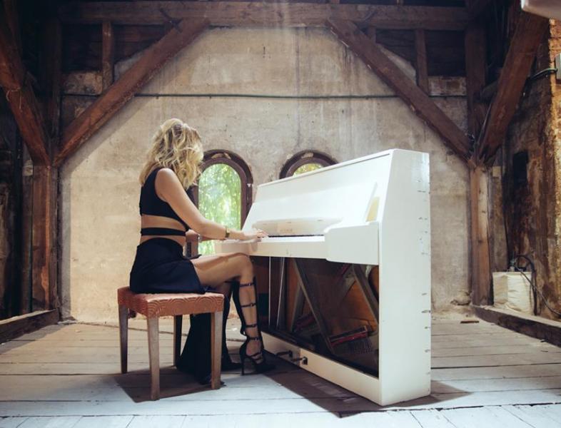 Alina Eremia cântă la pian „Să nu-mi iei niciodată dragostea”