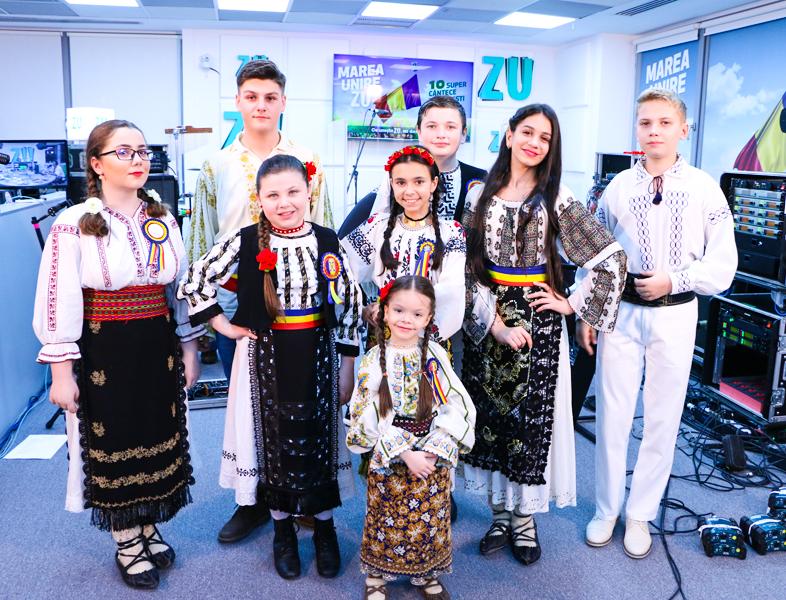 Marea Unire ZU 2018: Grupul „Zestrea Neamului”  cântă LIVE Imnul național 