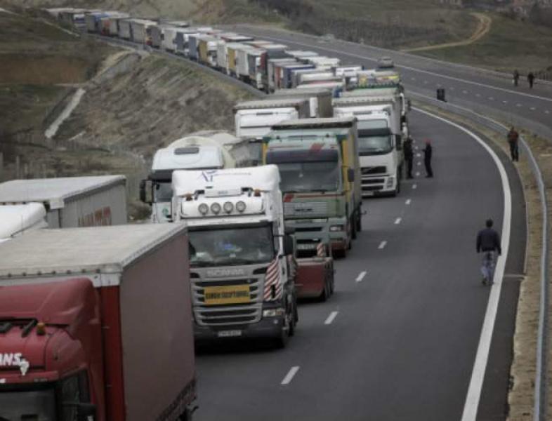 Transportatorii români amenință cu blocarea vămilor la granița cu Ungaria