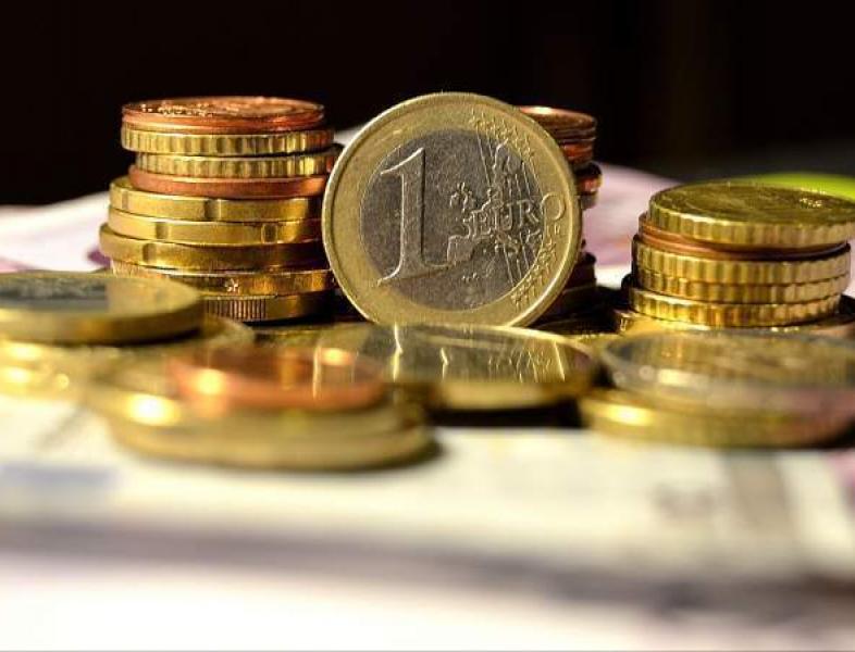 Euro crește la un nivel record