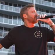 David Guetta a strâns 700.000$ pentru lupta cu COVID-19 mixând pe un acoperiș din Miami. Vezi cum a fost!