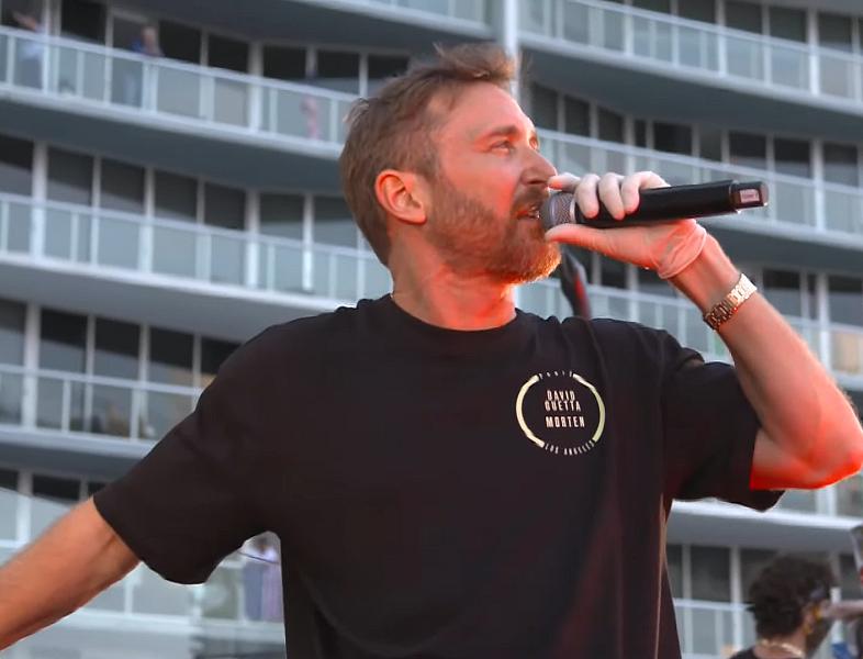 David Guetta a strâns 700.000$ pentru lupta cu COVID-19 mixând pe un acoperiș din Miami. Vezi cum a fost!