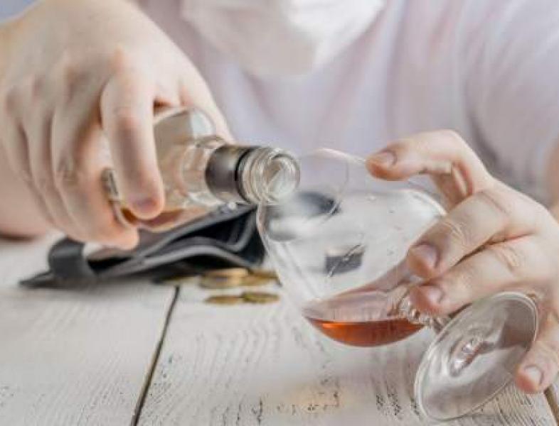 Consumul de alcool poate crește riscul de a contacta COVID-19 și poate agrava boala în cazul celor deja infectați