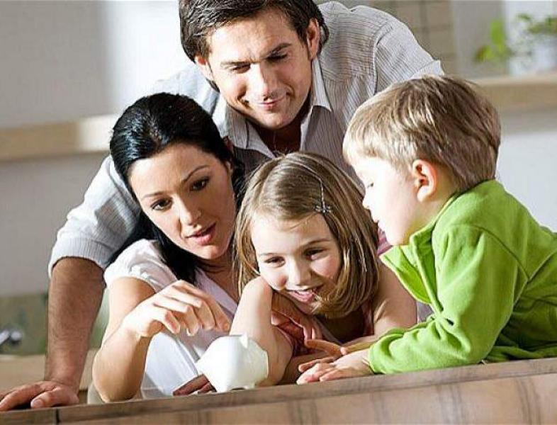 Părinții pot beneficia în continuare de zile libere ca să stea acasă cu copiii