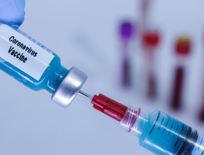 Un vaccin pentru noul coronavirus ar putea fi distribuit la jumătatea anului viitor