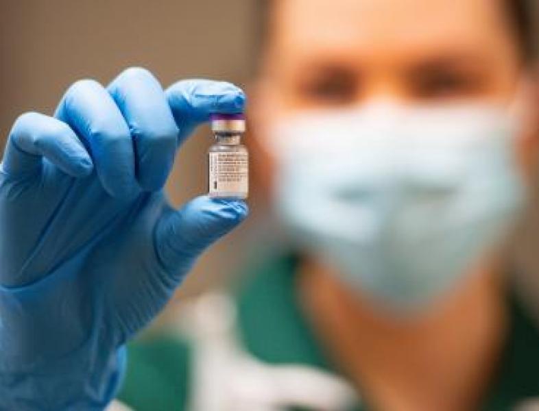 Uniunea Europeană cumpără încă 300 de milioane de doze de vaccin Pfizer-BioNTech