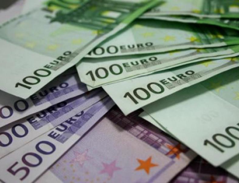 Euro atinge un nou maxim istoric 