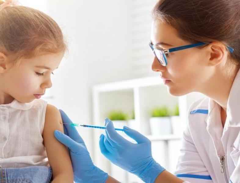Vaccinarea copiilor cu vârste între 5 și 11 ani ar putea fi decisă în curând
